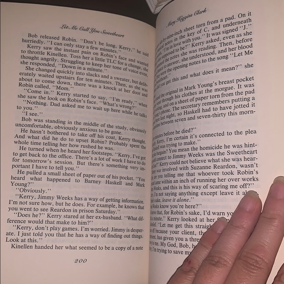 Mary Higgins Clark - Picture 3 of 3